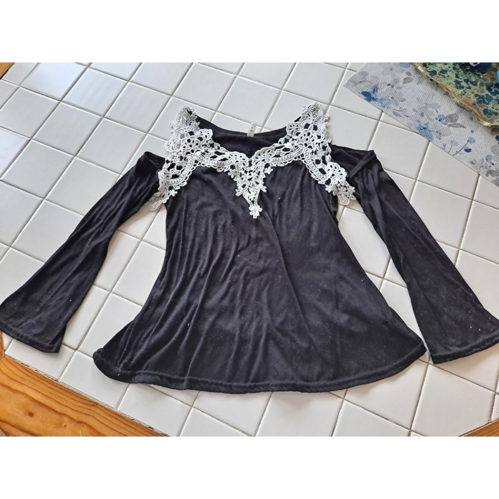 L Show black off the shoulder long sleeve blouse lace neckline size small shirt